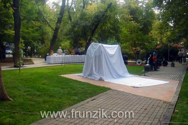 Фрунзик Мкртчян - Открытие памятника в Ереване